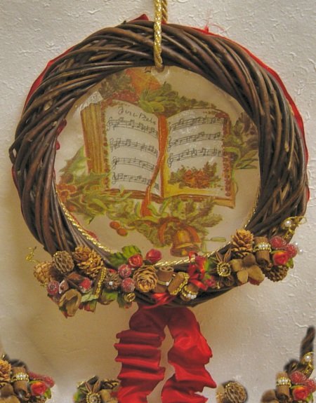 coroncina Natale biedermeier con roselline rosse pigne anice cannella canutiglia