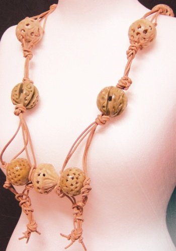 Extravagancia come fare collane originali facili veloci cordino pelle beige nodi particolari pietre Cernit