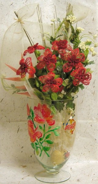 fiori di nastri e perline rosse composizione vaso vetro rete fioristi deconet fili bambù velo da sposa foglie finte