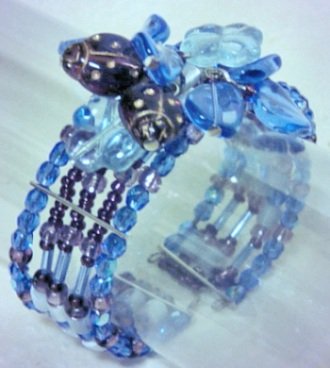 braccialetti perline grappolo di coccinelle viola fiori blu foglie azzurre cristalli ametista