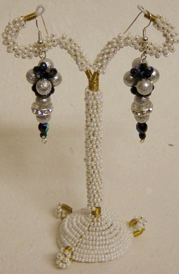 costruire orecchini perline forma pallina centrale tecnica chiodini perle argentate nere rondelle strass cristalli iridati
