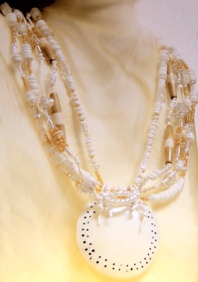 ciondolo effetto madreperla per collana perline 5 fili bianca beige conchiglie perle dorate e di legno cristalli