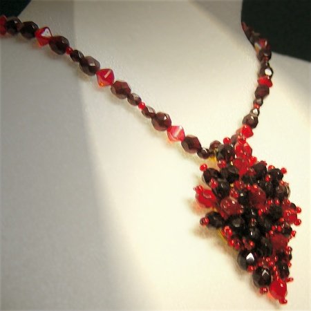 come creare collane perline a basso prezzo cristalli rossi bordeaux con ciondolo schema riccio