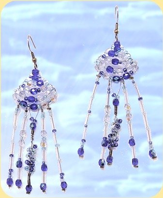 bijoux accessori: esempio di orecchini con fermagli gancini monachelle, pendenti intrecciati con perline sfaccettate