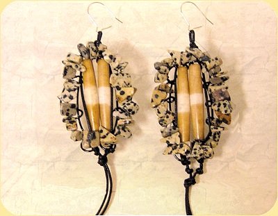 creare orecchini di filo modellabile cordoncino cerato nero perle in legno bicolore da ricamare con pietre semipreziose