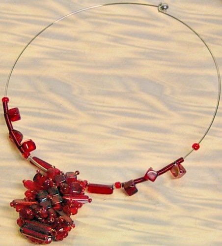 creare collana perline rosse girocollo di filo rigido ciondolo base forata perle di vetro dadi cristalli 4 e 6 mm decorazione su molle di ferro rosso
