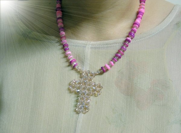 fare collana perline rosa con dischi di conchiglie e ciondolo Croce perle