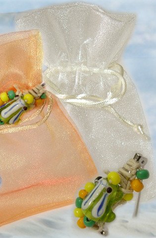 sacchetti bomboniere sacchettini organza idee con ciondoli animaletti vetro di spille per charms