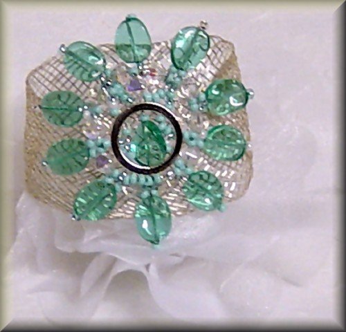 braccialetto uncinetto filo argento e perle turchesi decorazione centrale sole di perline
