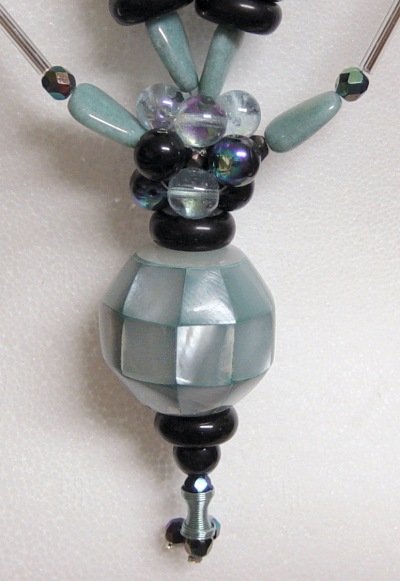 ornamento centrale collana turchese nera sferetta di perline perle ovali rondelline