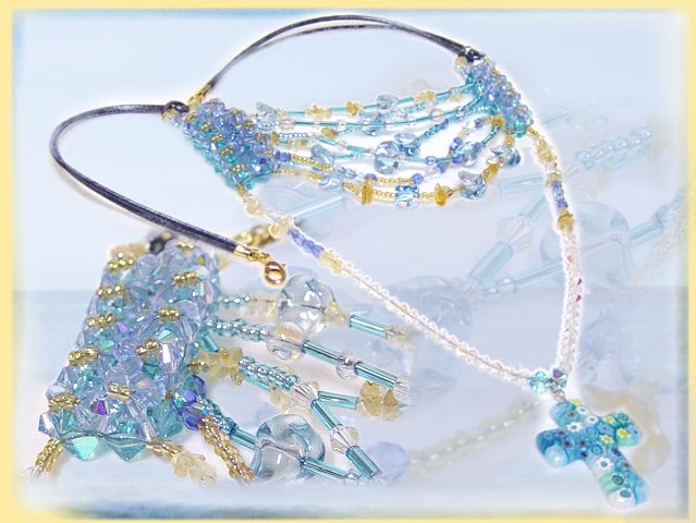 dettagli fare collane perline Croce murrina azzurra schema fiorellini Swarovski da creare con rombetti 4 e 6 mm
