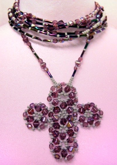 Croce fiorita cristalli viola ametista perline rocailles verdi per collana lunga 1 filo