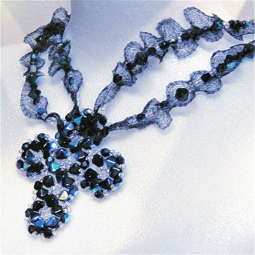 Croce intreccio fiorellini perline rombetti neri aurora boreale perle rocailles cristallo nastro di maglia metallica tubolare