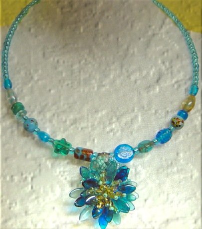 ciondolo margherita collana azzurra daisy girocollo di filo rigido mix perle fiorellini pietre foro largo turchesi