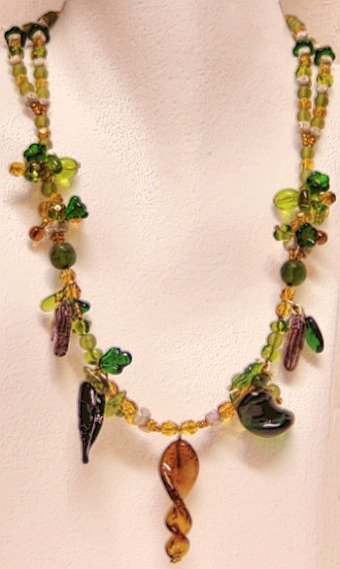 Floreado verde ambra foglioline fiorellini perline vetro collana grappolo tecnica spilli chiodini perni