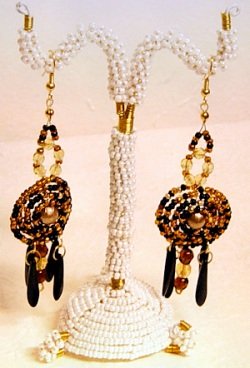 orecchini perline a cerchio con frange pendenti su monachelle dorate, portaorecchini di rocailles bianche