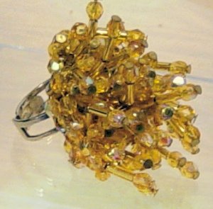 realizzare anelli perline innovativi originali con cristalli gialli tecnica spilli chiodini base anello argentata