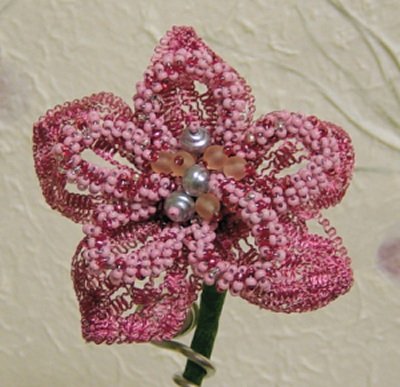 esempio fiori nastri perline torchon petali ciliegio conterie rosa fucsia