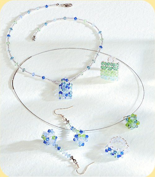 creare parure bijoux Swarovski sfumature azzurre blu cristallo verde fai da te con fili collane chiusure orecchini filo elastico