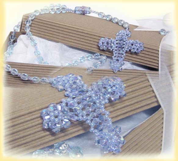 confezionare Rosario perle azzurre bomboniere fai da te con astucci scatole di cartoncino ondulato carta di riso bianca