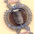 decorazione della perla pietra centrale nel braccialetto