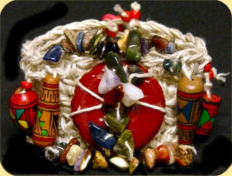 esempio di bracciale etnico realizzato all'uncinetto con perle di ceramica e fili di lino