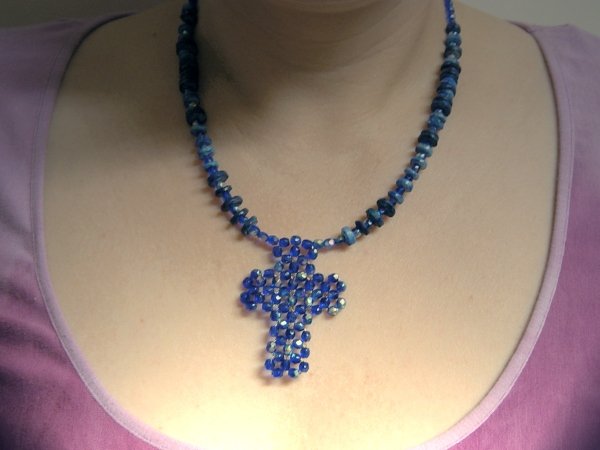collana perle dischi conchiglia e sfaccettate con ciondolo Croce perline blu