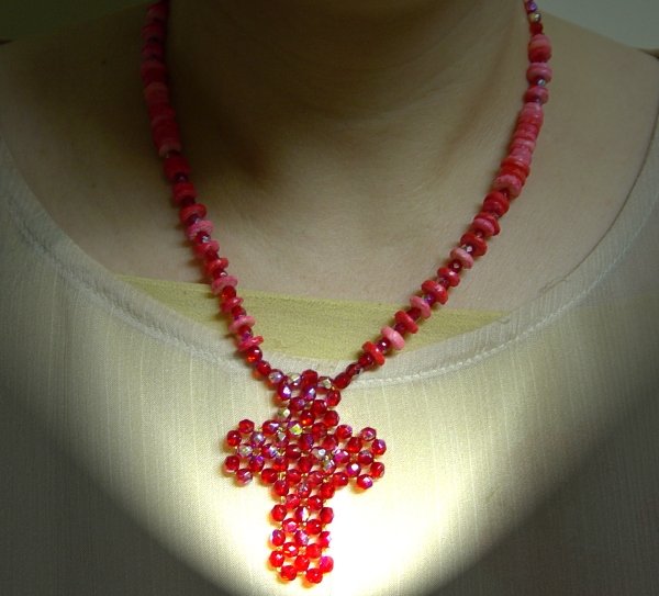 creare collana perline rosse con Croce ciondolo perle sfaccettate e conchiglie