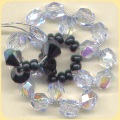 creazione dei fiorellini dell'intreccio di anelli perline