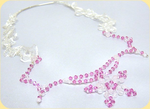 collana Swarovski e perline semipreziose rosa fucsia conterie cristallo ciondolo stella nastro di metallo tubolare argento