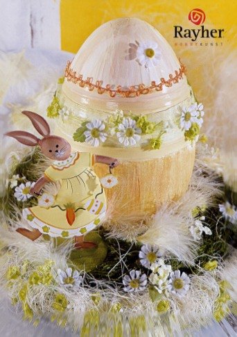 creare centrotavola Pasqua uovo dipinto decorazioni coniglietto di latta margheritine nastrini piumette muschio petali fiori a forma di coroncina